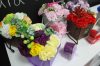 Szappanból készült virágkompozíció, tavaszi színben, 16x14x14 cm, szappanvirág
