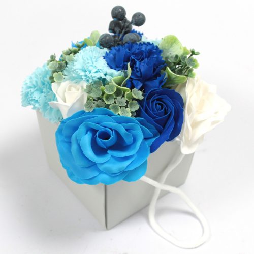 Szappanból készült virágkompozíció, kék színben, 16x14x14 cm, szappanvirág
